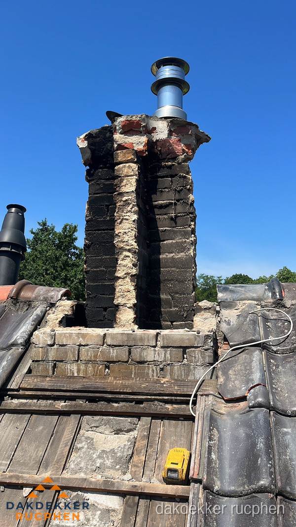 Beschadigde schoorsteen met nieuwe rookgasafvoer op oud dak in Rucphen Beschadigde schoorsteen met nieuwe rookgasafvoer op oud dak in Rucphen