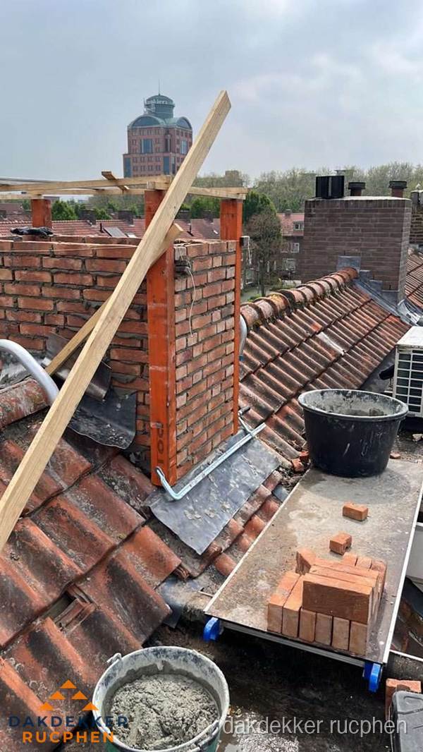 Schoorsteen renovatie met metselwerk op schuin dak in Rucphen Schoorsteen renovatie met metselwerk op schuin dak in Rucphen