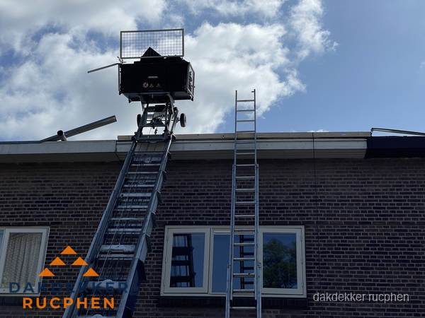 Ladderlift en ladder bij woning voor dakinspectie in Rucphen Ladderlift en ladder bij woning voor dakinspectie in Rucphen