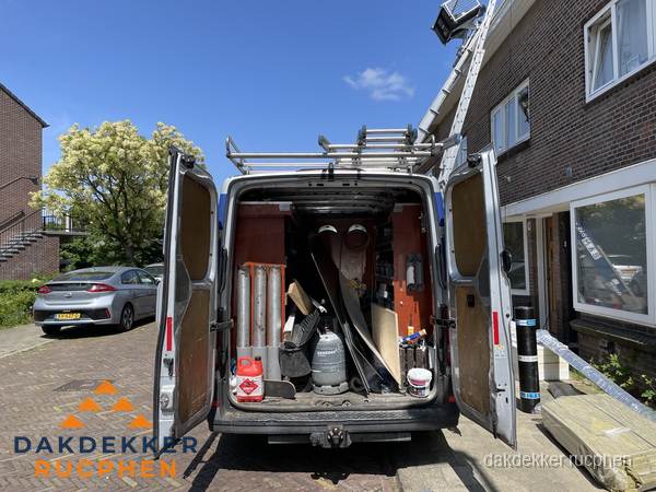 Spoed dakdekker bus met gereedschap en ladder bij woning in Rucphen