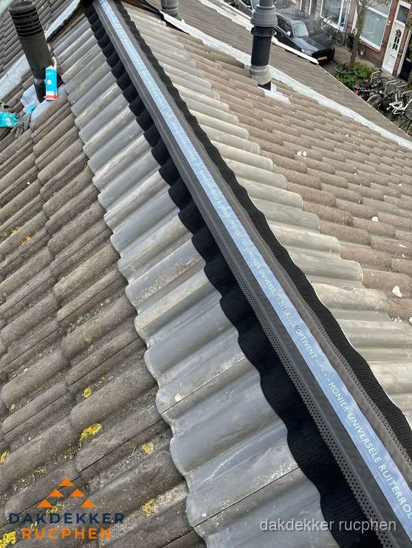 Nokvorst met Monier ventilatie op schuin pannendak in Rucphen
