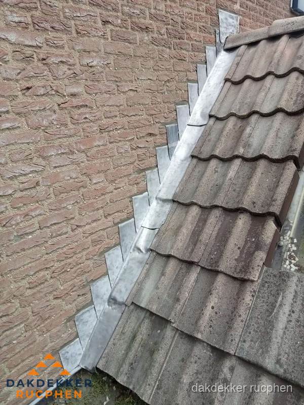 Loodslabben langs dakaansluiting bij bakstenen muur in Rucphen Loodslabben langs dakaansluiting bij bakstenen muur in Rucphen