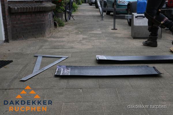 Dakbedekkingsmateriaal en zinkwerk klaargelegd voor reparatie in Rucphen Dakbedekkingsmateriaal en zinkwerk klaargelegd voor reparatie in Rucphen
