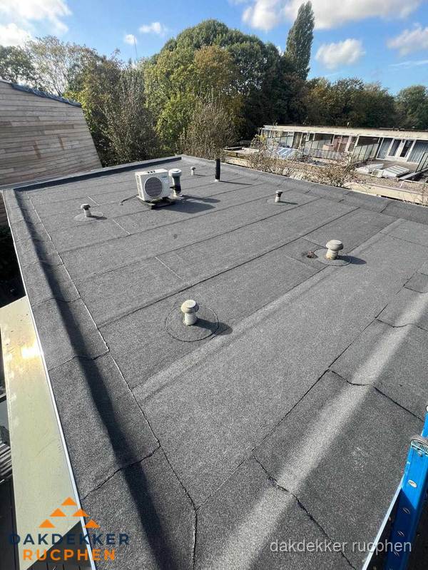 Kosten dakdekker: afgewerkt plat bedrijfsdak met bitumen in Rucphen Kosten dakdekker: afgewerkt plat bedrijfsdak met bitumen in Rucphen
