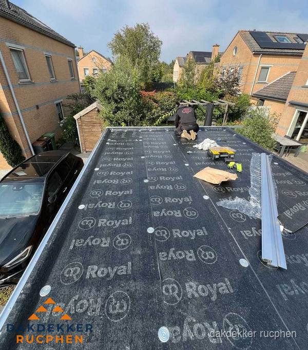 Dakdekker aan het werk op plat dak renovatie in Rucphen Dakdekker aan het werk op plat dak renovatie in Rucphen