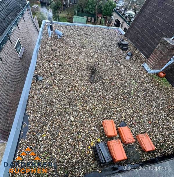 Plat dak met grindballast en dakdoorvoeren in Rucphen Plat dak met grindballast en dakdoorvoeren in Rucphen