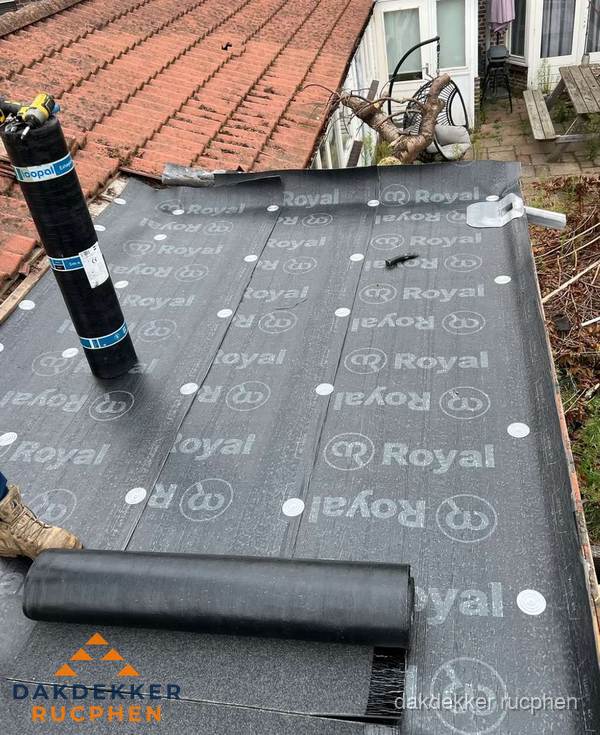 Bitumen dakbedekking leggen op plat dak aanbouw in Rucphen