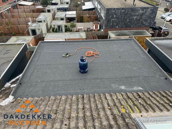 Plat dak met nieuwe bitumen dakbedekking en brandgereedschap in Rucphen Plat dak met nieuwe bitumen dakbedekking en brandgereedschap in Rucphen