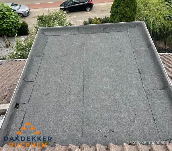 Nieuw aangebrachte bitumen dakbedekking op plat dak in Rucphen