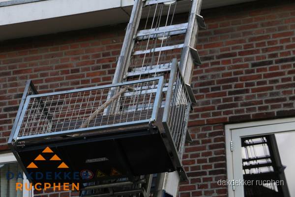 Ladderlift met dakpannen voor dakpan reparatie in Rucphen Ladderlift met dakpannen voor dakpan reparatie in Rucphen