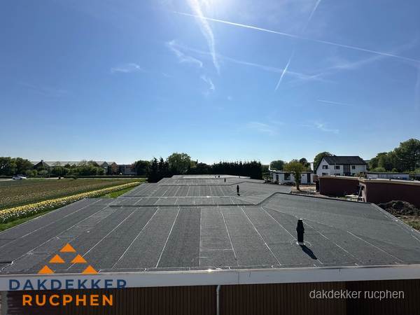 Groot plat dak met bitumen dakbedekking op bedrijfspand in Rucphen Groot plat dak met bitumen dakbedekking op bedrijfspand in Rucphen