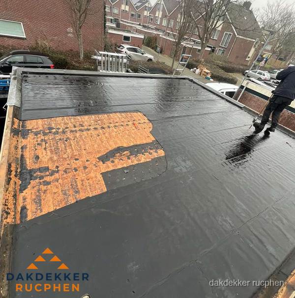 Dakdekker brengt EPDM dakbedekking aan op plat dak in Rucphen