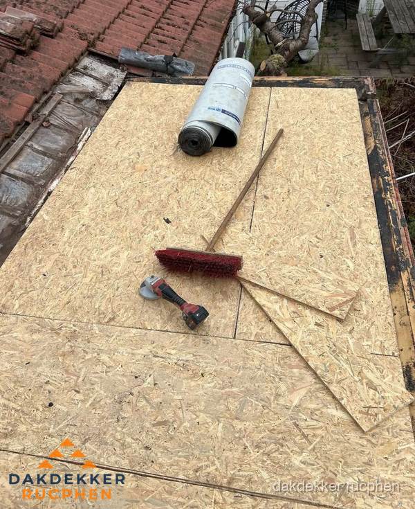 Plat dak vervangen met nieuwe OSB-ondergrond en bitumenrol in Rucphen Plat dak vervangen met nieuwe OSB-ondergrond en bitumenrol in Rucphen